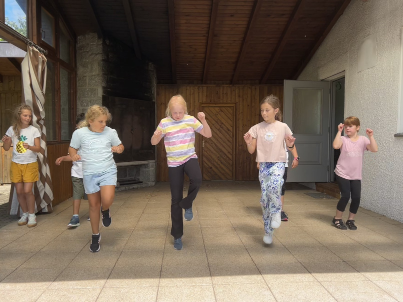 Auf dem TV Vereinsheim-Gelände sind einige Kinder beim einstudieren der Schritte für einen Line Dance-Tanz zu sehen.