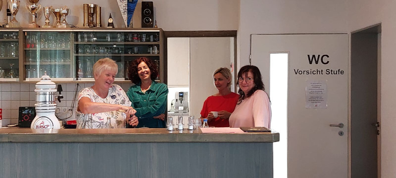 Hinter dem Tresen des TV Vereinsheims steht das fleißige Wirteteam zu einem Gruppenfoto zusammen.